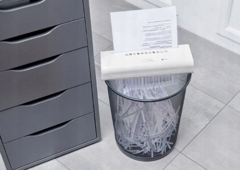 Mała, zgrabna, osobista niszczarka dokumentów z wysuwaną rączką. Na kosz Mała, zgrabna, osobista niszczarka dokumentów z wysuwaną rączką. Na kosz