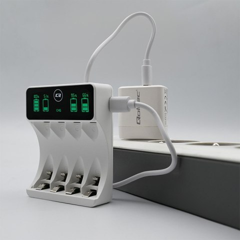 Qoltec Ładowarka do akumulatorków Ni-MH typu R03 AAA R6 AA | LCD | Kabel USB-C | Biała