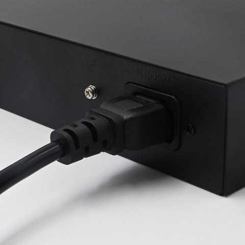 Qoltec Przełącznik sieciowy SWITCH FAST Ethernet PoE | 4x RJ45 | 2x RJ45 Uplink | 65W | 10/100Mb/s