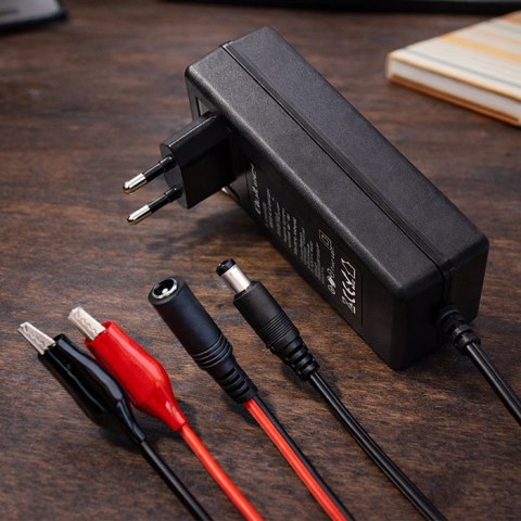 Qoltec Automatyczna ładowarka do akumulatora AGM GEL STD | Prostownik 12V | 2A | 24W | 5.5x2.1 | Kabel 1.8m