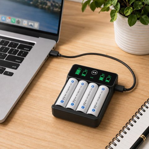 Qoltec Ładowarka do akumulatorków Ni-MH typu R03 AAA R6 AA | LCD | Kabel USB-C | Czarna