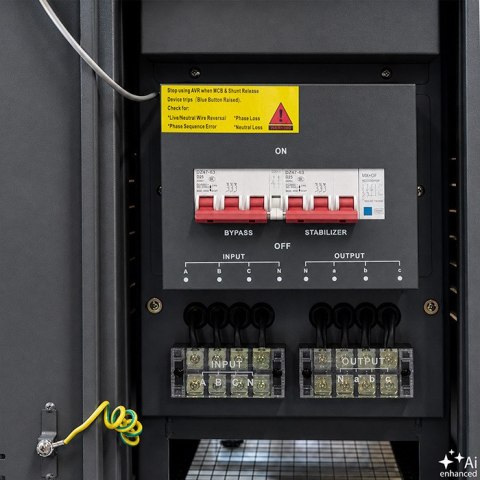 Qoltec Trójfazowy stabilizator napięcia AVR MULTIPROTECTION |15kVA | Dokładność ± 3% | Serwomotor 3F | LCD | Expert Line