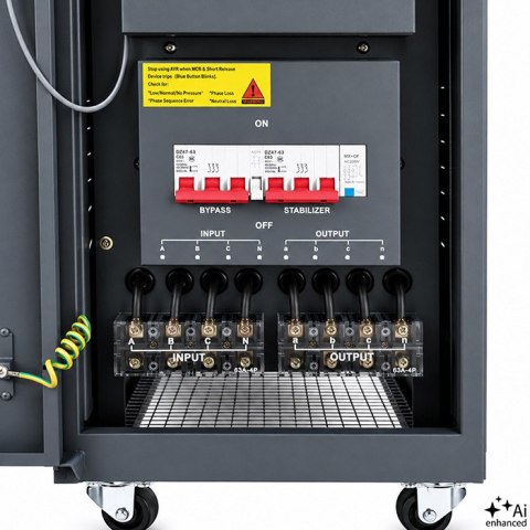 Qoltec Trójfazowy stabilizator napięcia AVR MULTIPROTECTION | 30kVA | Dokładność ± 3% | Serwomotor 3F | LCD | Expert Line